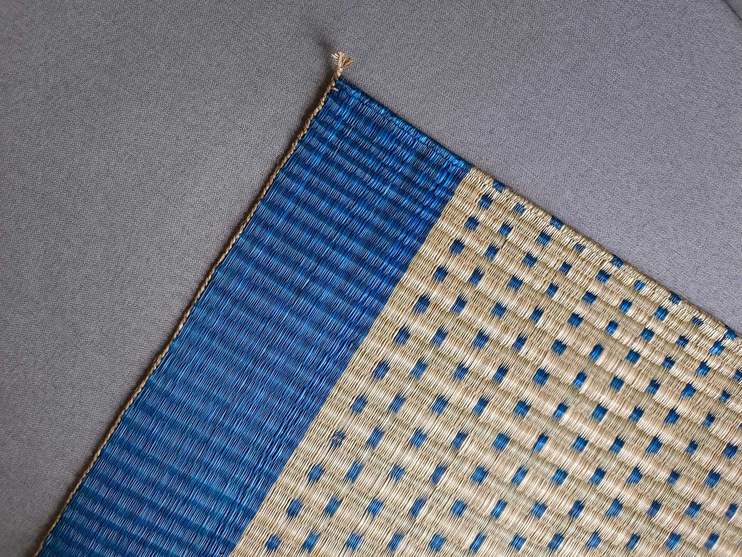Placemat L Blue dot navy edging